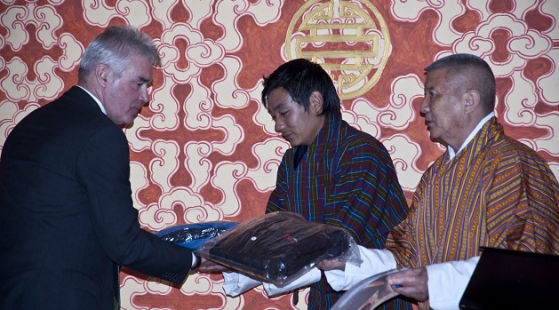 Overhandiging van de gore tex jacks aan aan Lyonpo Khandhu Wangchuk, de minister van economische zaken van Bhutan (juli 2011)