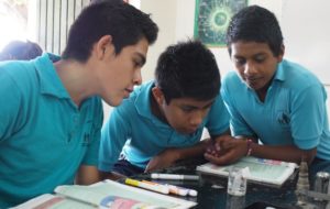 Materialen voor de scheikundelessen in Mexico